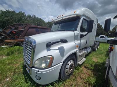 Freightliner Cascadia Sleeper Semi Truck