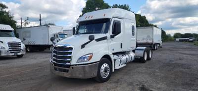 Freightliner Cascadia Sleeper Semi Truck