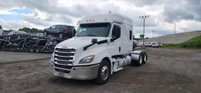 Freightliner Cascadia Sleeper Semi Truck
