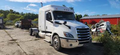 Freightliner Cascadia Sleeper Semi Truck