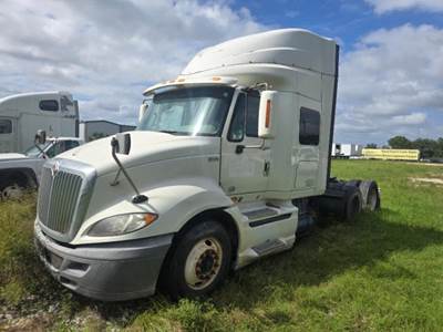 International D155 Sleeper Semi Truck