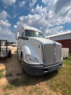 Kenworth T-680 6X4 Sleeper Semi Truck