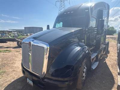 Kenworth T680 Sleeper Semi Truck