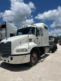 Mack Pinnacle CXU613 Sleeper Semi Truck