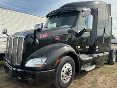 Peterbilt 579 Sleeper Semi Truck