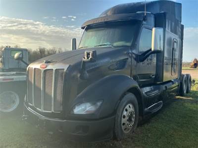 Peterbilt 579 Sleeper Semi Truck