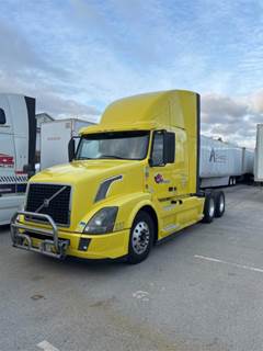 Volvo VNL Sleeper Semi Truck