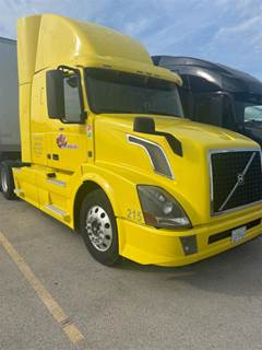 Volvo VNL Sleeper Semi Truck