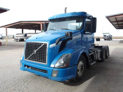 Volvo VNL64T Sleeper Semi Truck