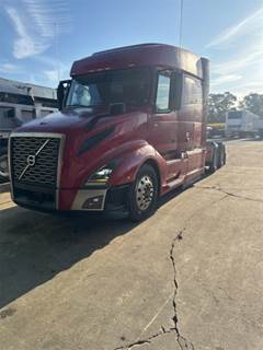 Volvo VNL64T760 Sleeper Semi Truck