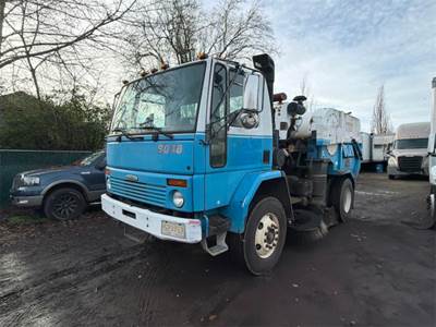 Freightliner 600 Sweeper Truck
