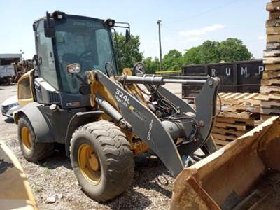 John Deere 324L Wheel Loader