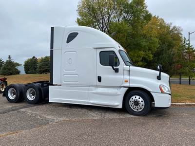 2016 Cascadia Sleeper Semi Truck