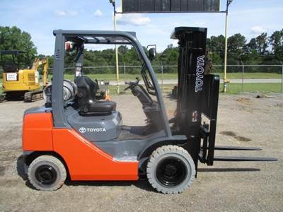 Toyota 8FGU25 Pneumatic Tire Forklift - 15ft Lift Height
