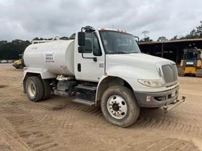 International F2500 2000 Gallon Water Truck