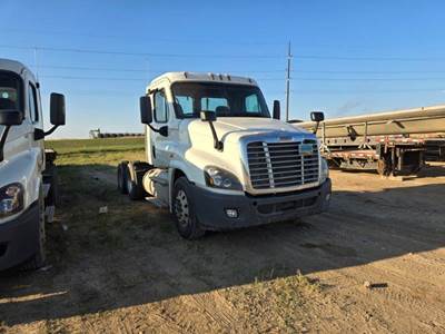 2016 Freightliner Cascadia Flatbed Truck