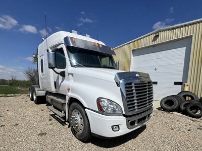 2009 Freightliner Cascadia Sleeper Semi Truck