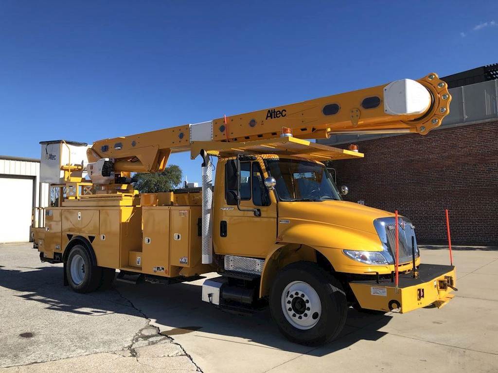 2013 International 4400 65 ft Boom / Bucket Truck ALTEC AM60EMH