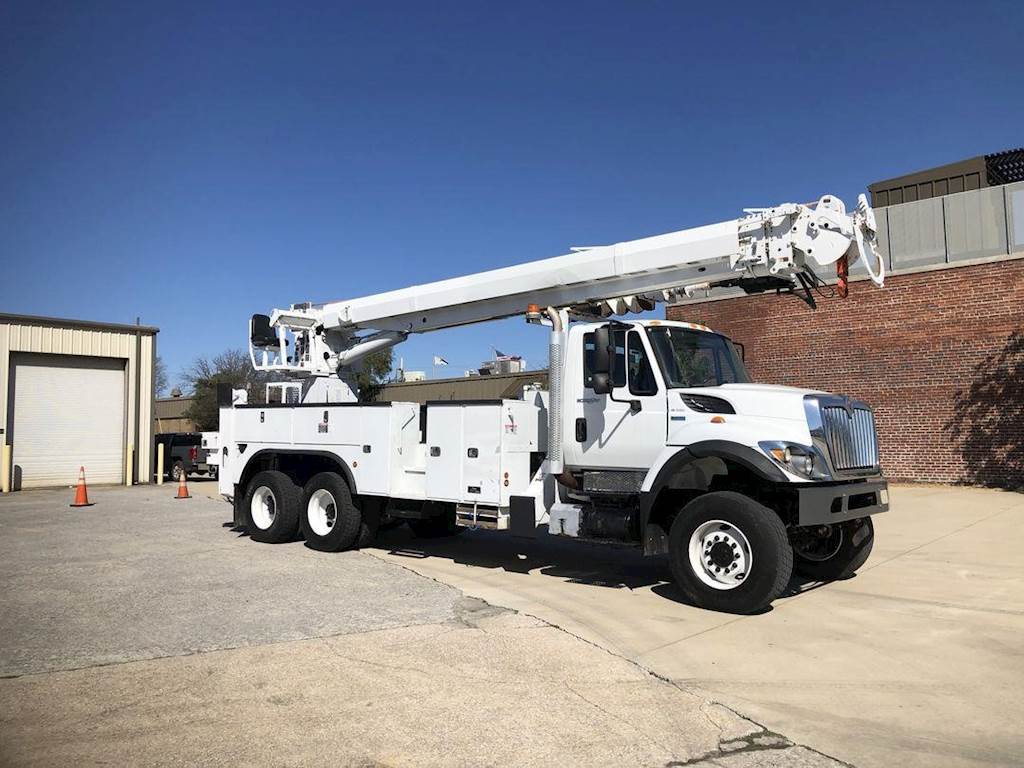 2011 International 7400 SFA Tandem Axle Tandem Axle Digger Derrick