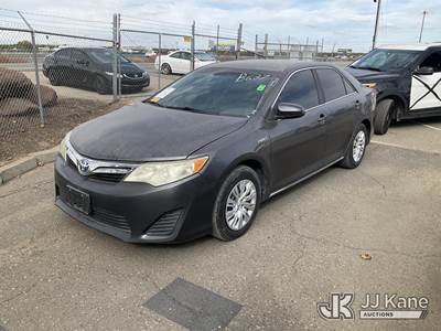 2014 Toyota Camry Hybrid 4-Door Sedan
