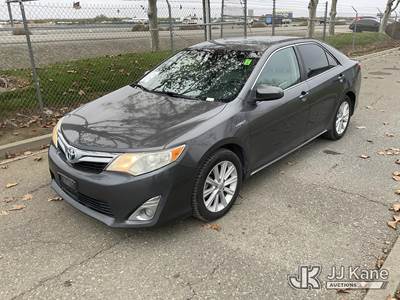 2014 Toyota Camry Hybrid 4-Door Sedan