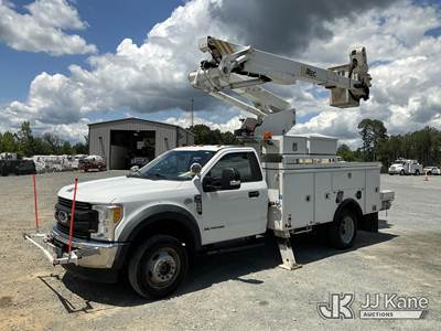 Altec AT41M, 45 ft, Articulating & Telescopic Bucket Truck