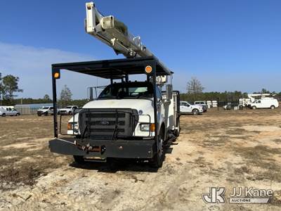 HiRanger XT60/70, 75 ft, Over-Center Elevator Bucket Truck