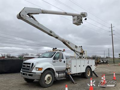 Altec AA755-MH, 60 ft, Articulating Material Handling Bucket Truck