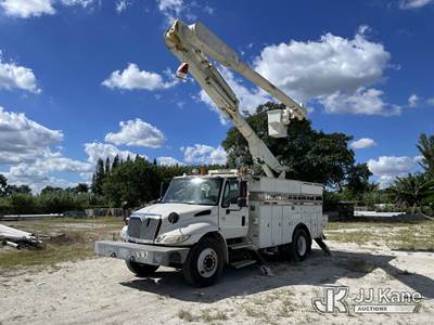Altec AM855-MH, 60 ft, Over-Center Material Handling Bucket Truck