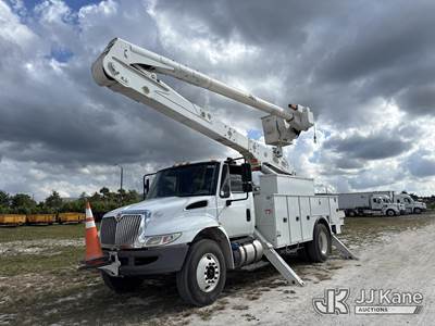 Altec AA55-MH, 60 ft, Material Handling Bucket Truck