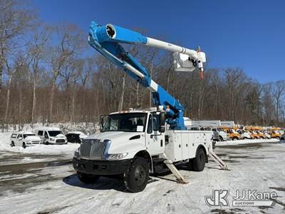 Altec AM55-E, 61 ft, Over-Center Material Handling Bucket Truck