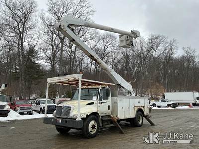 Altec AA755L, 60 ft, Material Handling Bucket Truck