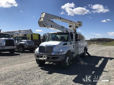 Altec AA55-MH, 60 ft, Material Handling Bucket Truck