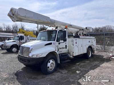 Altec AM855-MH, 60 ft, Over-Center Material Handling Bucket Truck