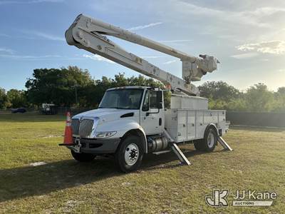 Altec AA55MH, 61 ft, Material Handling Bucket Truck