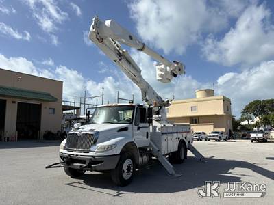 Altec AM55-E, 60 ft, Over-Center Material Handling Bucket Truck