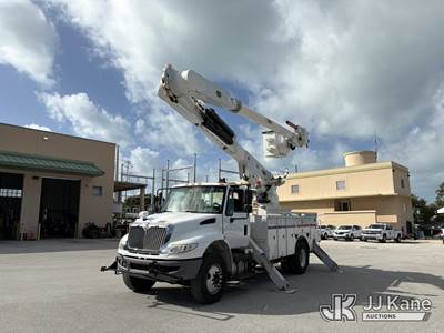 Altec AM55-E, 60 ft, Over-Center Material Handling Bucket Truck