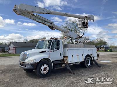 Altec AM855, 60 ft, Over-Center Material Handling Bucket Truck