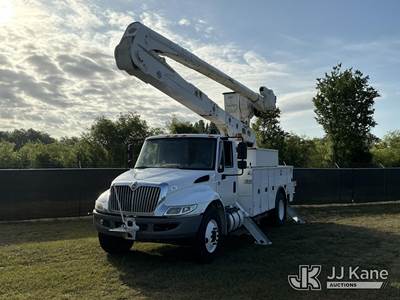 Altec AA55-MH, 61 ft, Material Handling Bucket Truck