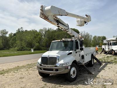 Altec AM55-MH, 60 ft, Over-Center Material Handling Bucket Truck