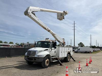 Altec AA755L, 60 ft, Articulating Material Handling Bucket Truck
