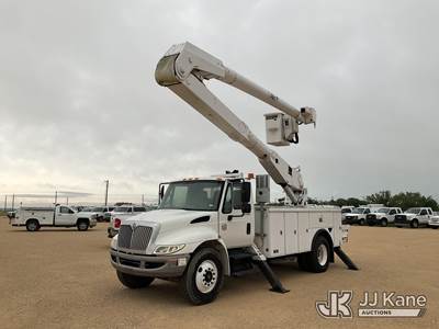 Altec AA755-MH, 61 ft, Articulating & Telescopic Material Handling Bucket Truck