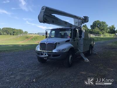 Altec AA55MH, 60 ft, Material Handling Bucket Truck