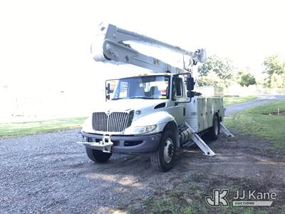 Altec AA55-MH, 60 ft, Material Handling Bucket Truck