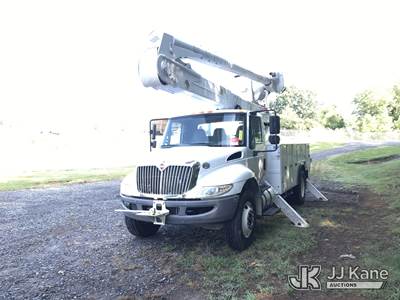 Altec AA55-MH, 60 ft, Material Handling Bucket Truck