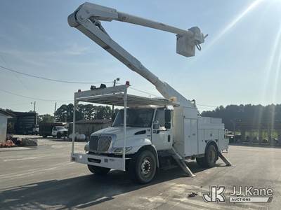 Altec AA755L, 60 ft, Material Handling Bucket Truck