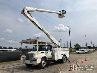 Altec AA755L, 61 ft, Articulating Non-Over Center Bucket Truck