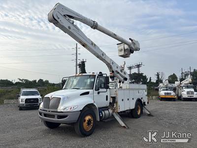 Altec AA55-MH, 60 ft, Material Handling Bucket Truck