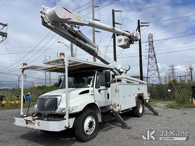 Altec AM55, 60 ft, Over-Center Material Handling Bucket Truck
