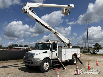 Altec AA755L, 60 ft, Articulating Material Handling Bucket Truck